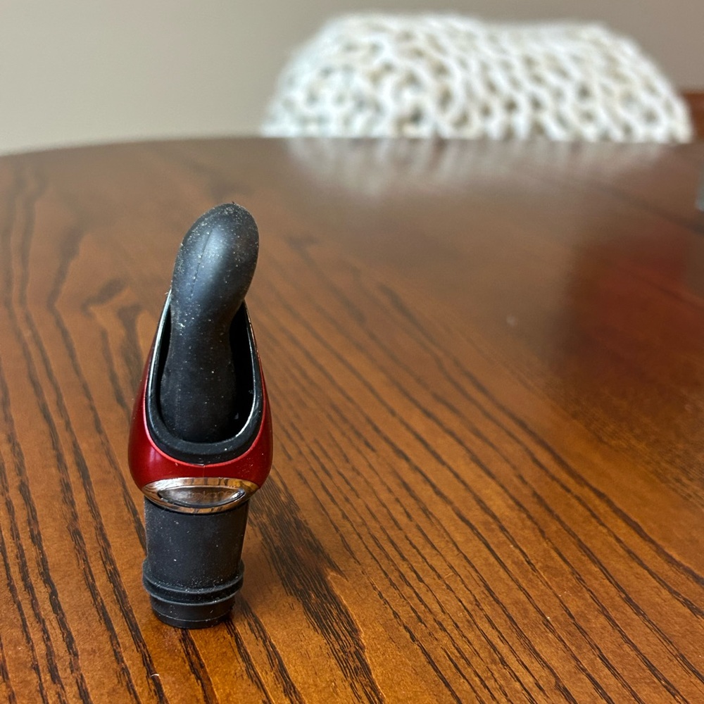 METROKANE | Elegant Black and Red Wine Pourer